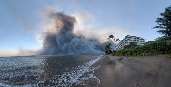 ▲▼ 夏威夷野火。歷史悠久的旅遊小鎮拉海納（Lahaina）遭受波及。（圖／路透）