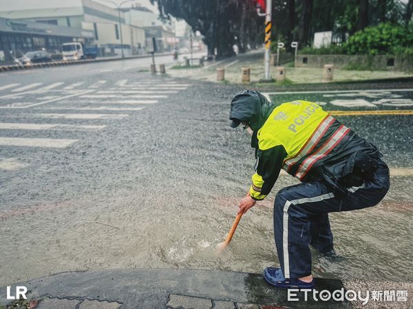 ▲台南市警六分局金華所巡佐劉文祥，冒雨執勤時，發現路旁排水孔疑遭阻塞，也冒雨主動清除淤塞物，促進排水，此景被民眾看到，都深受感動，認為警察十分盡心盡職。（圖／記者林東良翻攝，下同）