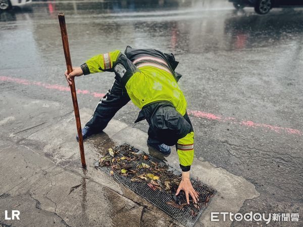 ▲台南市警六分局金華所巡佐劉文祥，冒雨執勤時，發現路旁排水孔疑遭阻塞，也冒雨主動清除淤塞物，促進排水，此景被民眾看到，都深受感動，認為警察十分盡心盡職。（圖／記者林東良翻攝，下同）