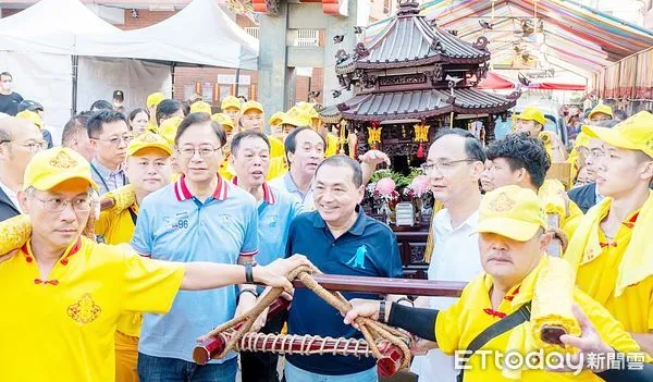 ▲桃園市大溪普覺堂今天舉行關公誕辰遶境祈福活動，桃園市長張善政、新北市長侯友宜、國民黨主席朱立倫與市議會議長邱奕勝等人扶轎，祈求繞境平安。（圖／記者沈繼昌翻攝）