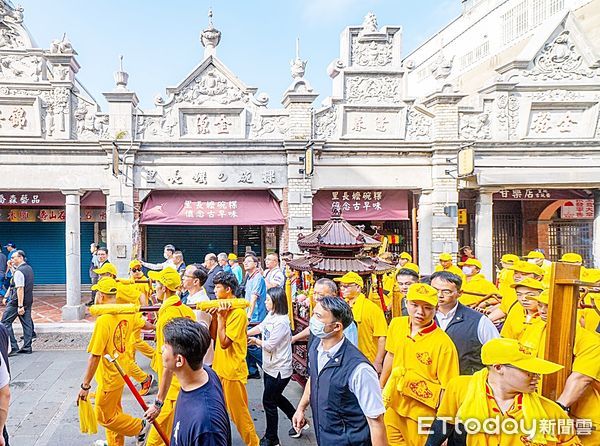 ▲桃園市大溪普覺堂今天舉行關公誕辰遶境祈福活動，桃園市長張善政、新北市長侯友宜、國民黨主席朱立倫與市議會議長邱奕勝等人沿老街扶轎繞境。（圖／記者沈繼昌翻攝）