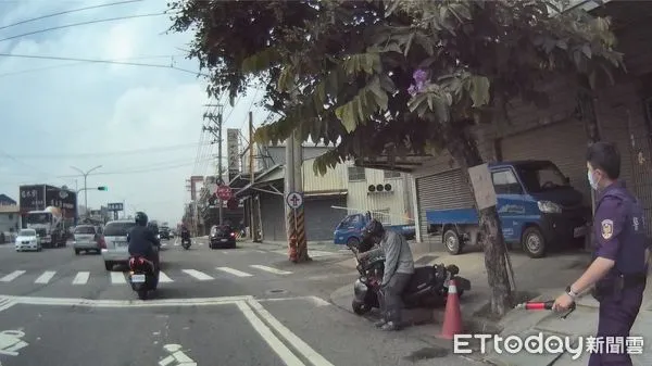 ▲▼高雄男路上突倒趴機車龍頭險倒地，竟是騎車前爽吸毒吸到茫了。（圖／記者賴文萱翻攝）