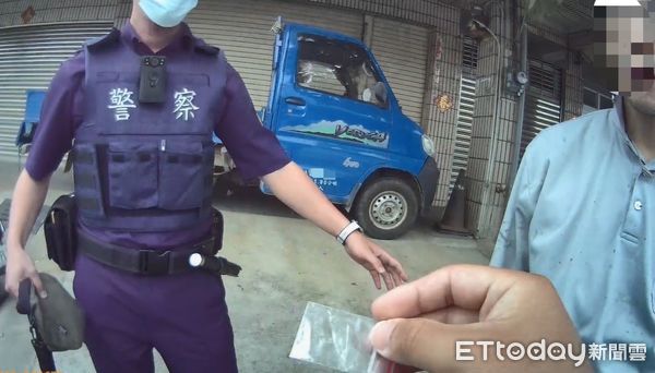 ▲▼高雄男路上突倒趴機車龍頭險倒地，竟是騎車前爽吸毒吸到茫了。（圖／記者賴文萱翻攝）