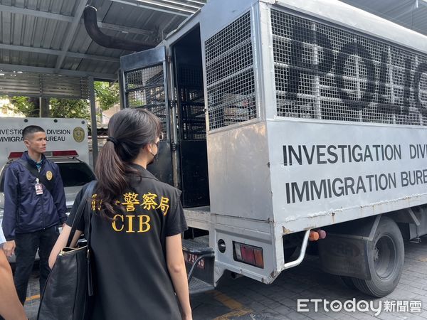 ▲郭哲敏在台灣警方監控下被押解前往泰國收容所。（圖／記者張君豪翻攝）