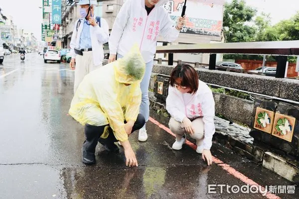 ▲屏東市長周佳琪與技師林昭福會勘公園橋            。（圖／記者陳崑福翻攝）