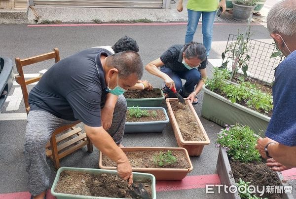 ▲社會局與慈聯社會福利基金會合作，針對轄內夜宿街頭且具工作能力及意願之街友，提供生活支持及就業輔導，目前穩定就業滿1個月以上之街友約有24人。（圖／記者林東良翻攝，下同）