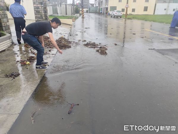 ▲台南市安南區本源街一段有小部分積水，經市府同派員協助清理側溝樹葉，積水已退。（記者林云翻攝）