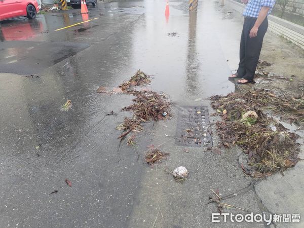 ▲台南市安南區本源街一段有小部分積水，經市府同派員協助清理側溝樹葉，積水已退。（記者林云翻攝）