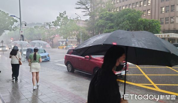 ▲▼天氣 大雷雨 台北市 路旁積水。（圖／記者屠惠剛攝）