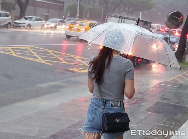▲▼天氣 大雷雨 台北市 路旁積水。（圖／記者屠惠剛攝）