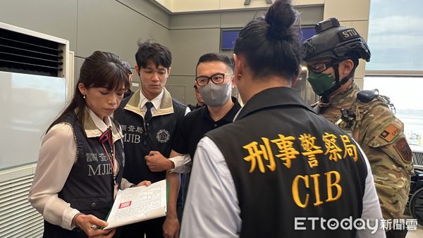 ▲檢警順利押解洗錢大亨郭哲敏抵台，並在桃園機場宣讀其遭逮捕權利。（圖／記者張君豪翻攝）