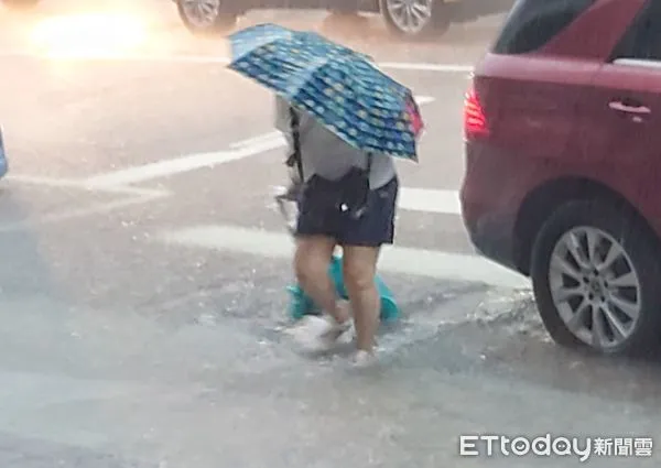 ▲▼天氣 大雷雨 台北市 路旁積水。（圖／記者屠惠剛攝）