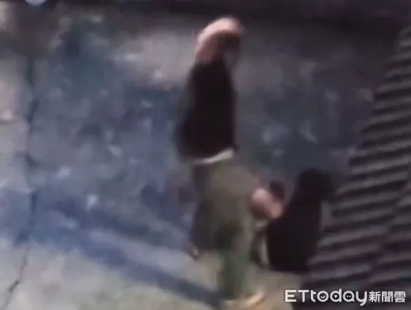 ▲西螺暴男痛毆母親畫面。（圖／翻攝自爆料公社）