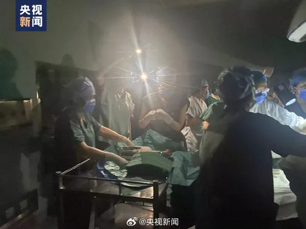 ▲▼大陸雙胞胎暴雨出世，剖腹一半斷電20名醫護人員協助照明。（圖／翻攝微博）