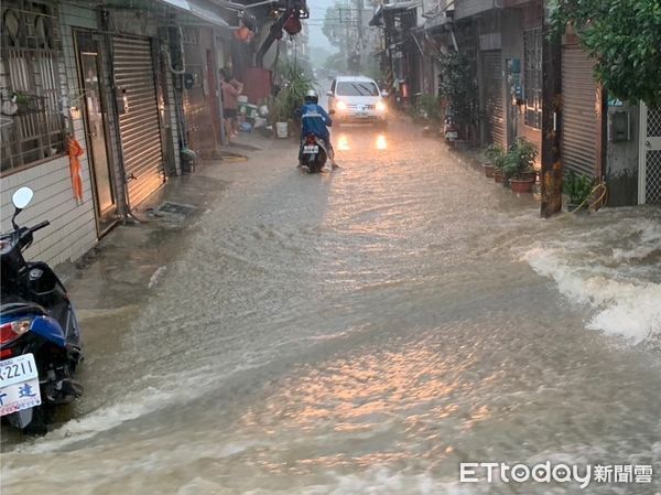 ▲▼新北大雨，淹水灌進鶯歌湖山路25巷民宅。（圖／記者戴上容翻攝）