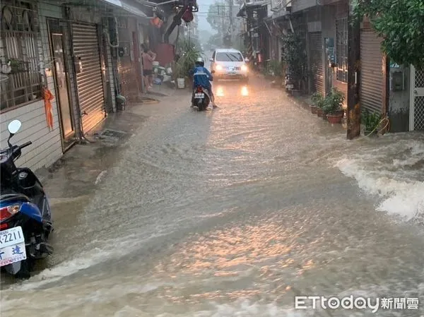▲▼新北大雨，淹水灌進鶯歌湖山路25巷民宅。（圖／記者戴上容翻攝）