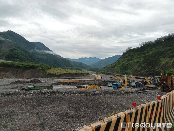 ▲▼明霸克露橋「河床便道」提前搶通了，8／11開放通行！管制時段曝。（圖／公路總局提供）