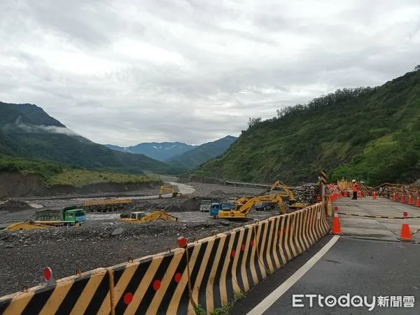 ▲▼明霸克露橋「河床便道」提前搶通了，8／11開放通行！管制時段曝。（圖／公路總局提供）