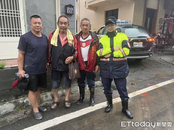 仁愛分局員警高峯嵐（右）於颱風天執行救援任務，意外救出受困2天的父親（右2）、堂叔（左2）。（圖／記者高堂堯翻攝，下同）