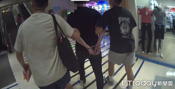 ▲台南市警五分局接獲線報埋伏逮捕24歲陳姓收簿手，全案依詐欺及洗錢防制法罪嫌送辦。（圖／記者林東良翻攝，下同）