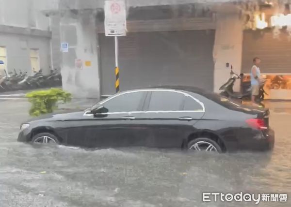 ▲▼北市下午降下暫時性強降雨，導致大同區重慶北路、中山區錦西街等處有積水情況。（圖／民眾提供）