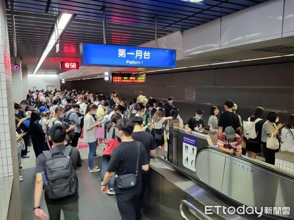 ▲▼台鐵鳳鳴路段路基流失單線行車，下班通勤時段列車出現嚴重延誤。（圖／讀者提供）