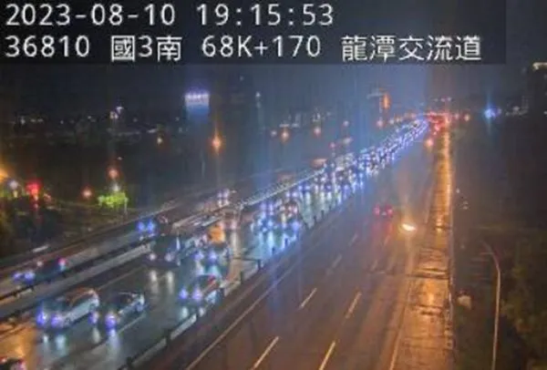 ▲▼國三連環車禍！　8車撞擊1輛槽車「折甘蔗」。（圖／翻攝自高速公路局）