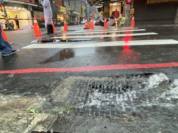 ▲▼雷雨彈瞬炸「淹到有海浪」！鶯歌樹林水到小腿　積水畫面曝光。（圖／翻攝卓冠廷臉書）