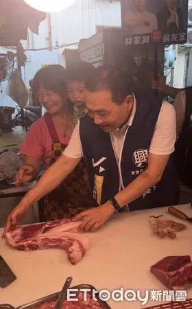 ▲▼ 國民黨總統參選人、新北市長侯友宜南下台中拜廟、走基層，傍晚到大里內新黃昏市場掃街近一個小時      。（圖／記者崔至雲攝）