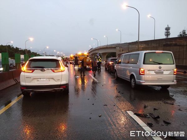 ▲▼國3南下龍潭路段7車事故  佔用內側兩車道  造成9受傷。（圖／記者沈繼昌翻攝）