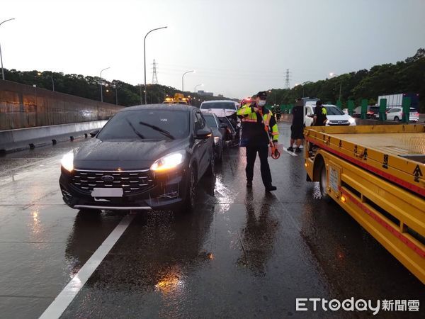 ▲▼國3南下龍潭路段7車事故  佔用內側兩車道  造成9受傷。（圖／記者沈繼昌翻攝）