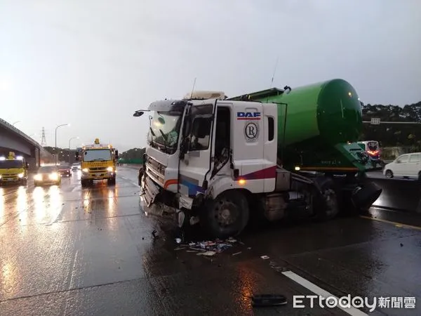 ▲▼國3南下龍潭路段7車事故  佔用內側兩車道  造成9受傷。（圖／記者沈繼昌翻攝）