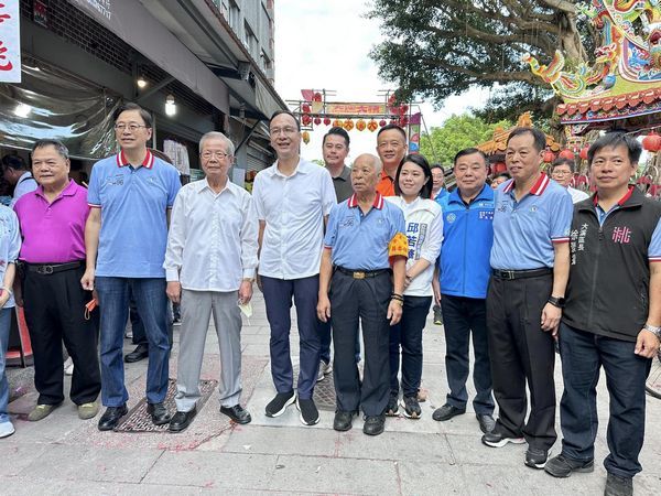 ▲大溪普濟堂關聖帝君聖誕慶典，候友宜、邱若華爭取信眾選票拚勝選