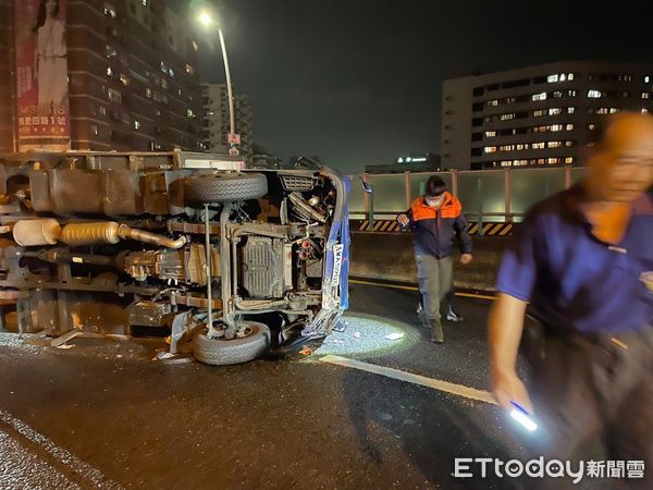 ▲高雄市深夜不平靜，發生2起自撞車禍             。（圖／民眾提供）