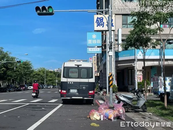 ▲▼郭台銘昨晚在苗栗竹南運動公園造勢，活動結束後留下垃圾，竹南公所要求主辦單位復原清潔。（圖／翻攝竹南大小事）