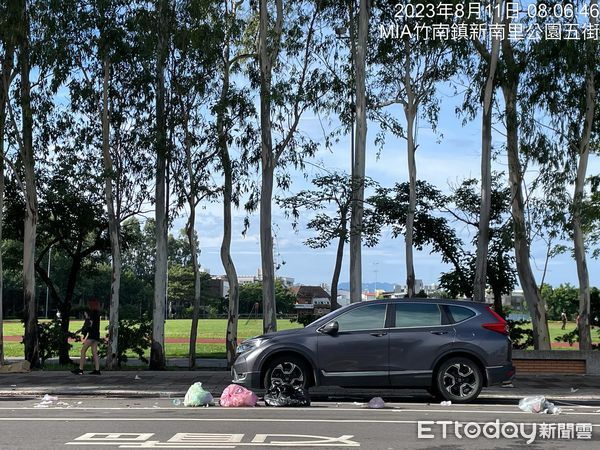 ▲▼郭台銘昨晚在苗栗竹南運動公園造勢，活動結束後留下垃圾，竹南公所要求主辦單位復原清潔。（圖／翻攝竹南大小事）