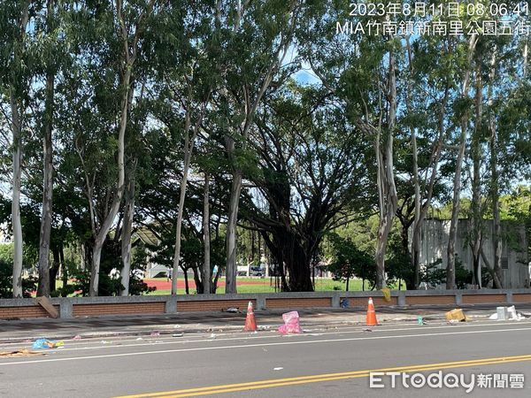 ▲▼郭台銘昨晚在苗栗竹南運動公園造勢，活動結束後留下垃圾，竹南公所要求主辦單位復原清潔。（圖／翻攝竹南大小事）