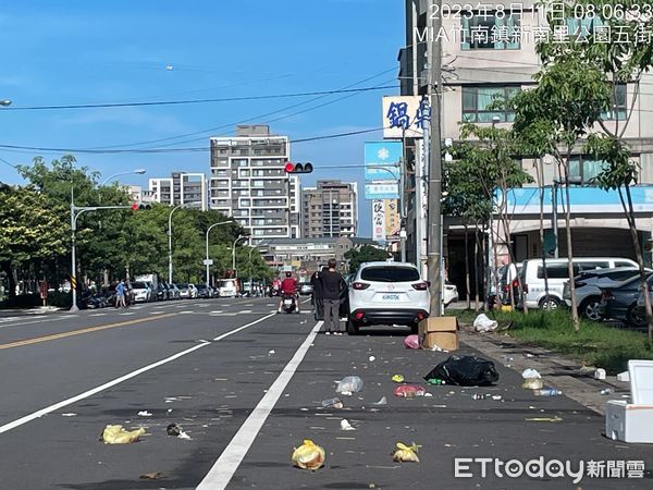 ▲▼郭台銘昨晚在苗栗竹南運動公園造勢，活動結束後留下垃圾，竹南公所要求主辦單位復原清潔。（圖／翻攝竹南大小事）