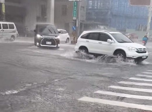 ▲台南市10日豪雨造成多區水患傳，11日又下起大雨，台南市長黃偉哲，11日上午緊急在臉書發文提醒市民注意安全。（圖／黃偉哲臉書、民眾提供，下同）