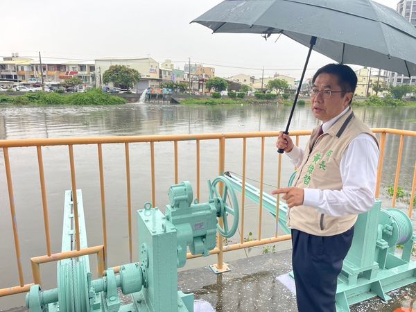 ▲台南市10日豪雨造成多區水患傳，11日又下起大雨，台南市長黃偉哲，11日上午緊急在臉書發文提醒市民注意安全。（圖／黃偉哲臉書、民眾提供，下同）