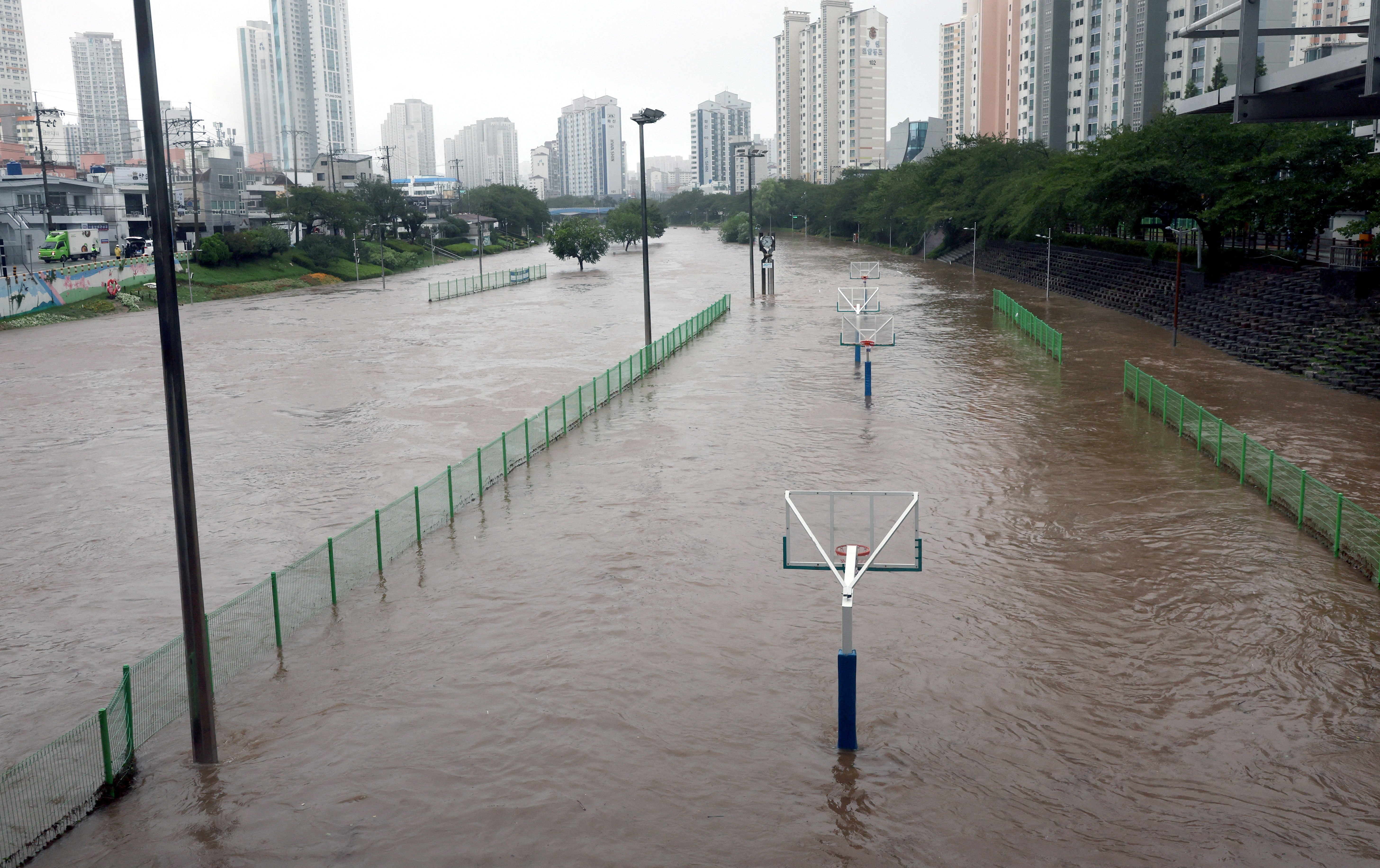 ▲▼南韓釜山一處公園因颱風卡努帶來的豪雨而被淹沒。（圖／路透）