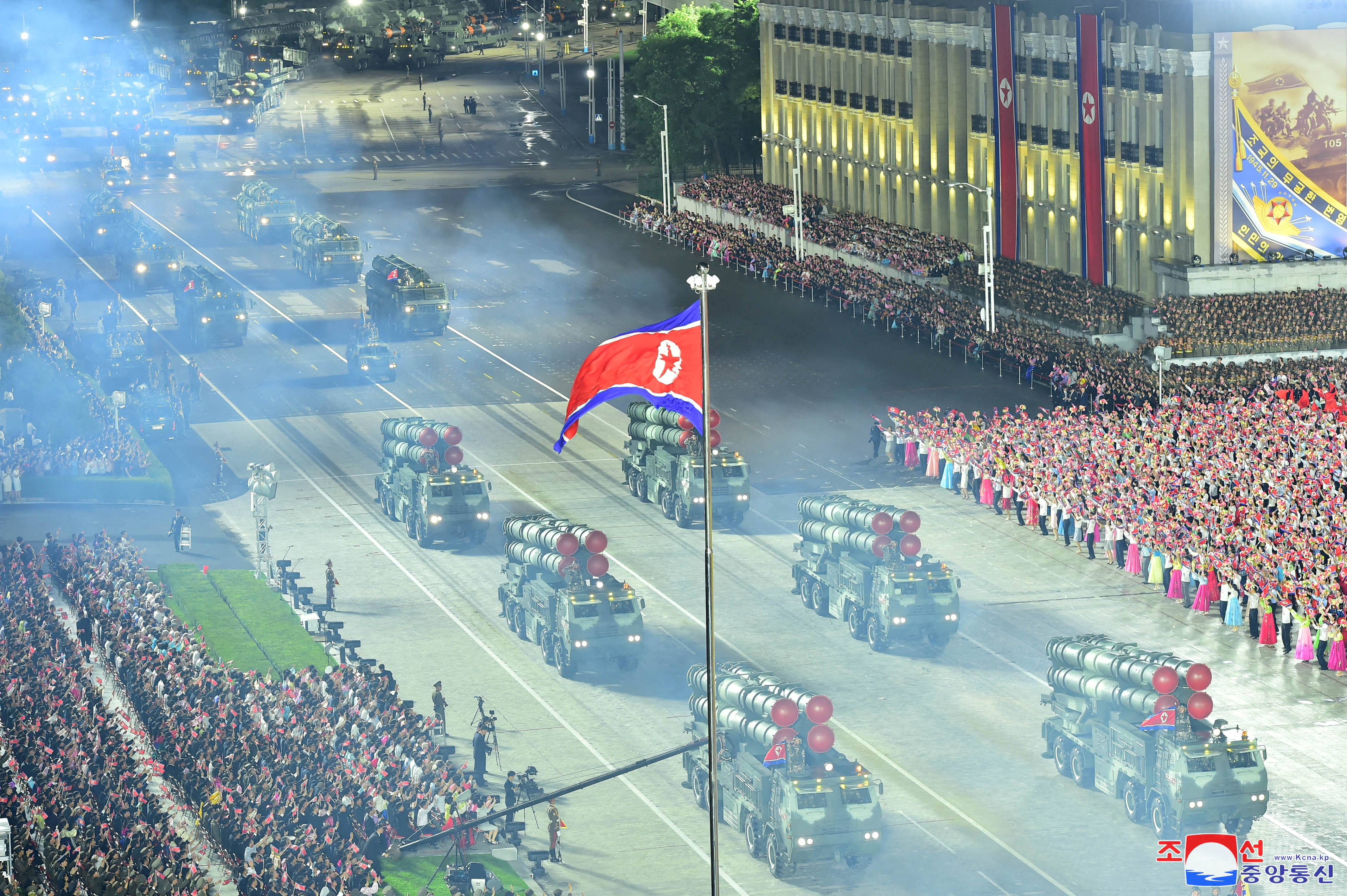 ▲▼北韓7月27日慶祝戰勝節，夜間閱兵儀式上出現導彈發射器。（圖／路透）