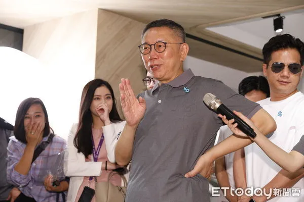 ▲▼「KP沉浸式上班」柯文哲第二波募款兌換小物開箱記者會11日舉行，黨主席柯文哲、民眾黨籍立委賴香伶、邱臣遠、陳琬惠及張其祿共同出席。（圖／記者湯興漢攝）