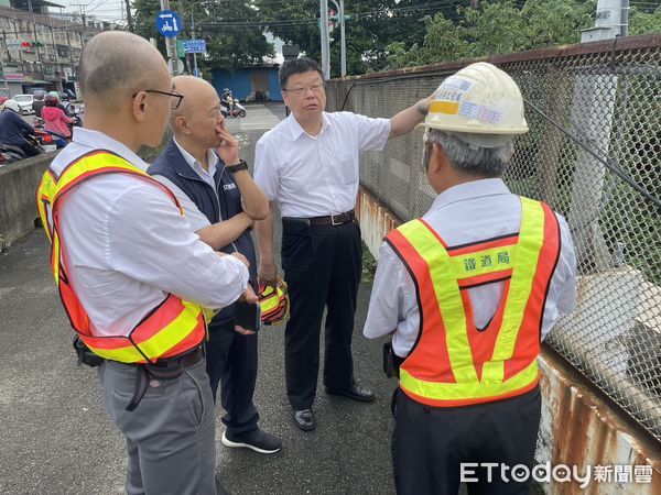 ▲▼豪雨狂灌導致台鐵路線淹水、路基流失，列車延誤，台鐵徹夜搶修。（圖／台鐵提供）             