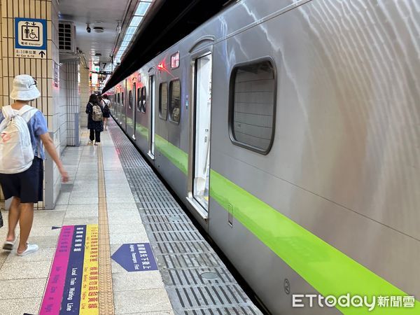 ▲▼豪雨狂灌導致台鐵路線淹水、路基流失，列車延誤，台鐵徹夜搶修。（圖／台鐵提供）             