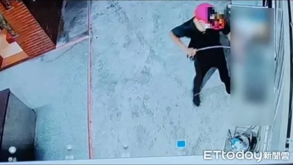 ▲▼男子在土地公前勾香油錢，即使百元鈔就在洞口，花了2分鐘還是失敗被逮。（圖／民眾提供，下同）