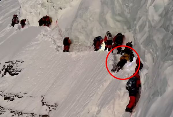 搬運工倒在世界第二高峰K2，被50登山客跨過身體活活等死！遭批自私攻頂不救人。（翻自《每日郵報》）