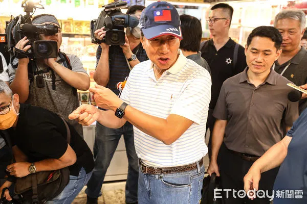 ▲鴻海創辦人郭台銘南門中繼市場與攤商互動。（圖／記者林敬旻攝）