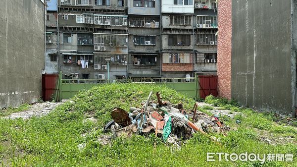 ▲▼三重預售案「淺草棧」為欣詮建設投資興建，預計明年完工，但現場仍雜草一片。（圖／記者賴志昶攝）