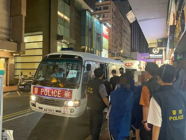 ▲港警破獲20歲負責人帶頭的未成年賣淫集團。（圖／香港01）